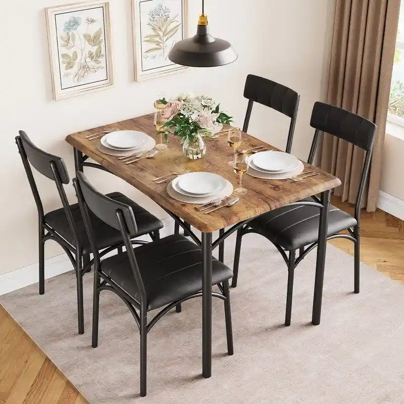 Set di tavolo e sedie da pranzo in legno