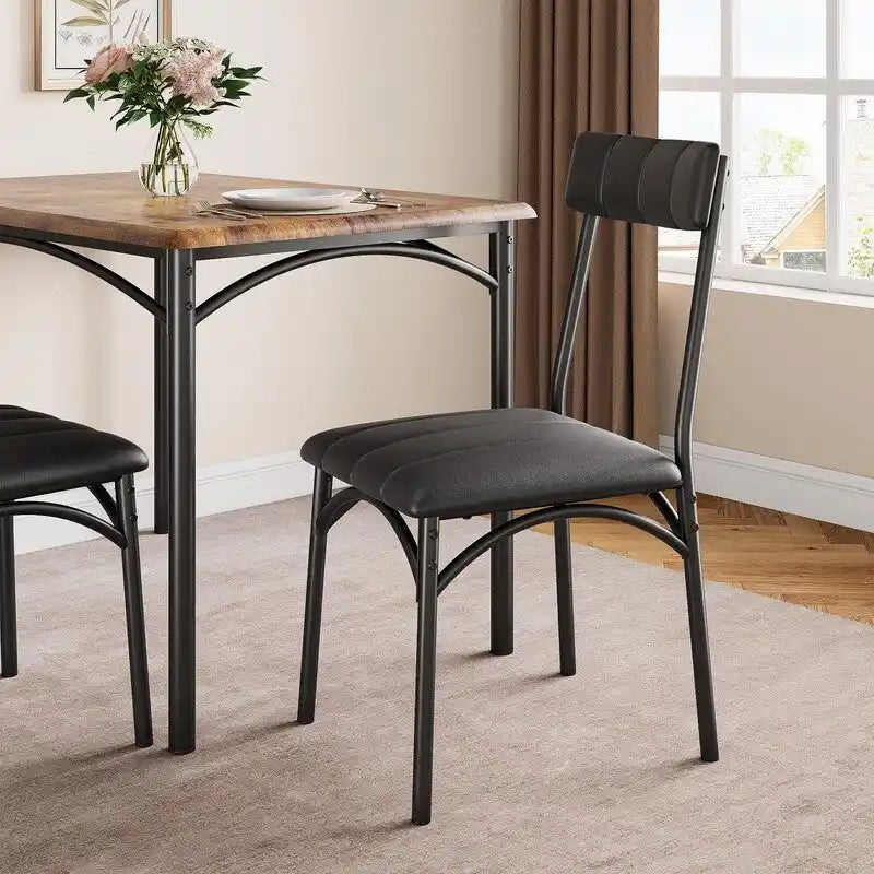 Set di tavolo e sedie da pranzo in legno